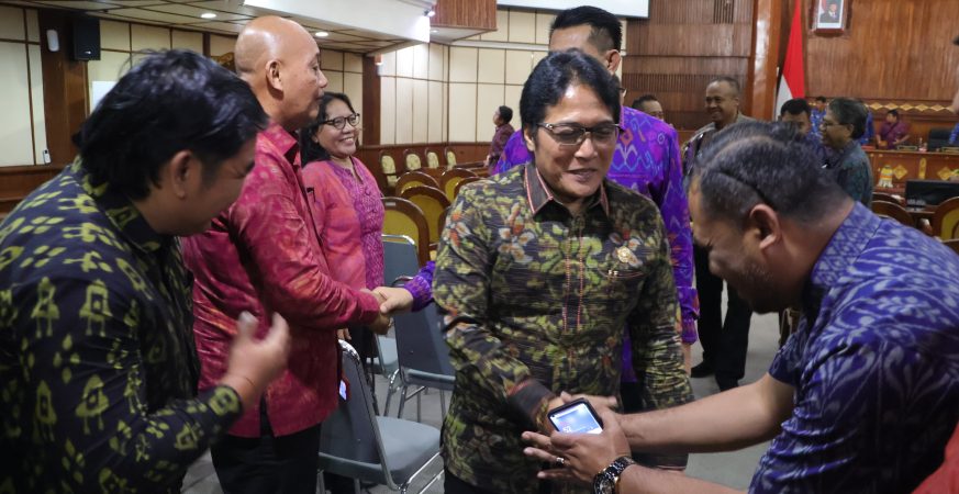 Wakil Gubernur Bali I Nyoman Giri Prasta menghadiri sidang paripurna DPRD Bali tentang penetapan empat Raperda strategis Provinsi Bali.