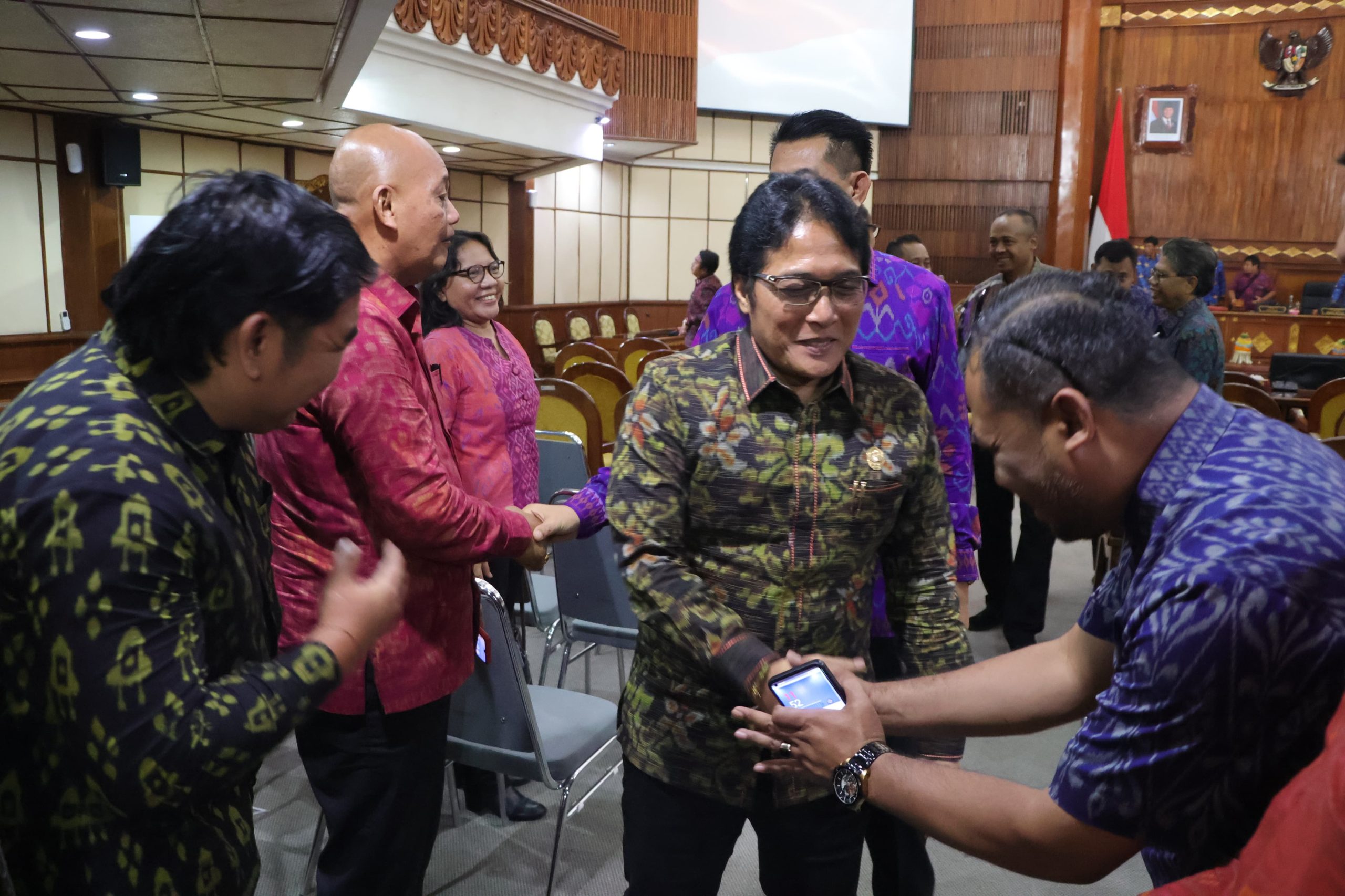 Wakil Gubernur Bali I Nyoman Giri Prasta menghadiri sidang paripurna DPRD Bali tentang penetapan empat Raperda strategis Provinsi Bali.