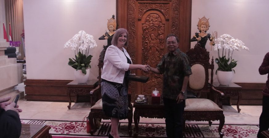 Pertemuan Gubernur Bali Wayan Koster dengan Menteri Northern Territory Australia Robyn Cahill di Jayasabha Denpasar membahas kerja sama ekonomi dan energi.