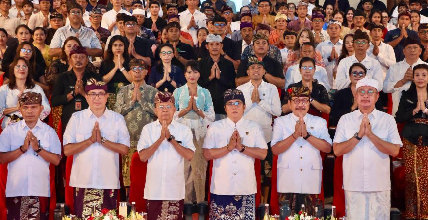 Gubernur Bali Wayan Koster bersama stakeholder pariwisata membahas optimalisasi Pungutan Wisatawan Asing di Gedung Ksirarnawa Denpasar.