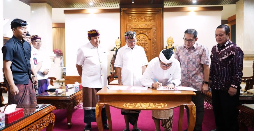 Penandatanganan BAST antara Pemkab Badung dan Manajemen GWK disaksikan Gubernur Bali Wayan Koster di Gedung Jayasabha.