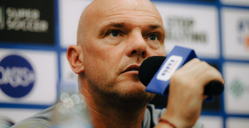 Pelatih Bali United Johnny Jansen jelang laga kontra Persijap Jepara di BRI Super League 2025.