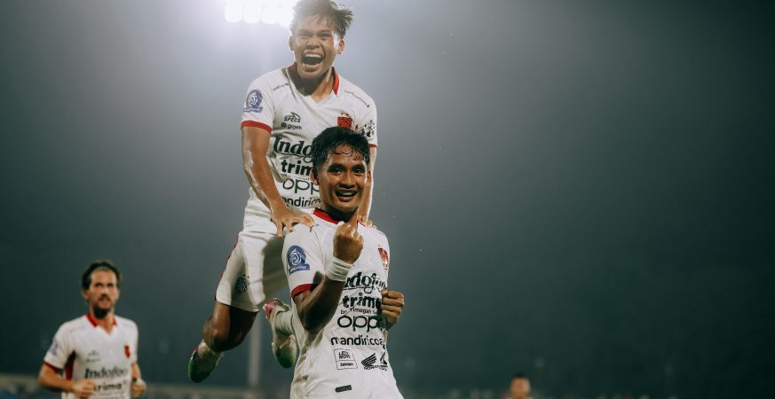 Kadek Agung dan Jordy Bruijn rayakan gol perdana bersama Bali United di Stadion Gelora Bumi Kartini.