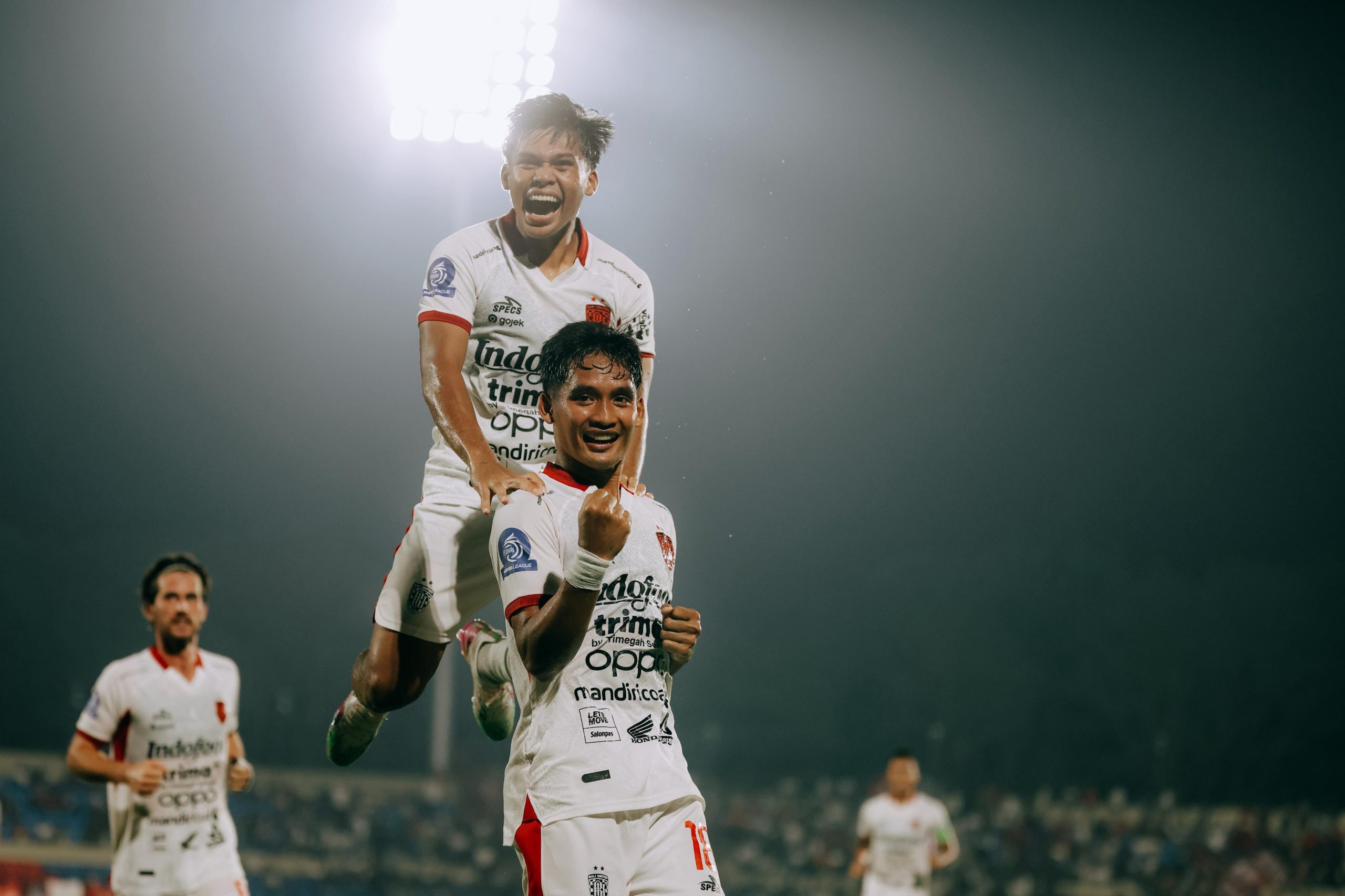 Kadek Agung dan Jordy Bruijn rayakan gol perdana bersama Bali United di Stadion Gelora Bumi Kartini.