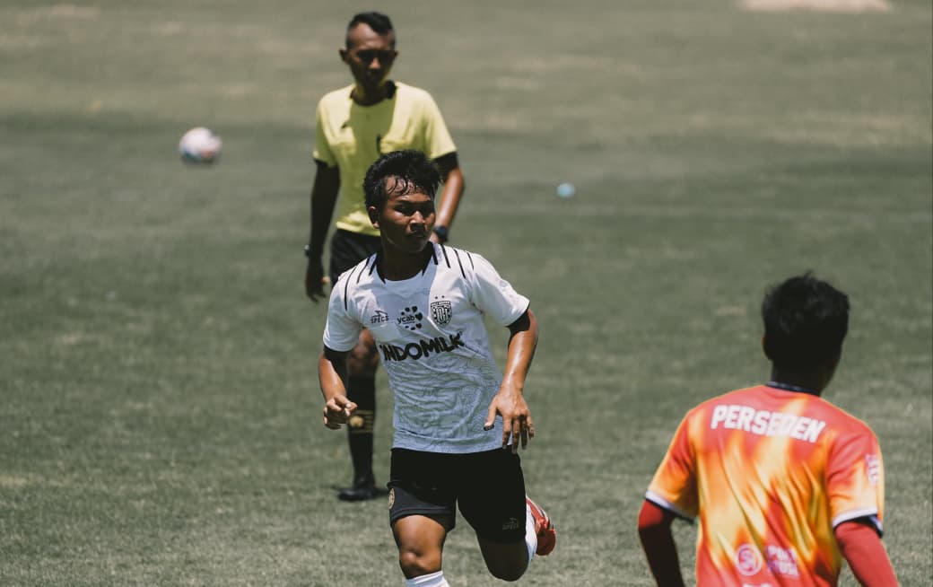 Pemain muda Bali United berlatih bersama tim utama dalam program pengembangan talenta di bawah pelatih Johnny Jansen.