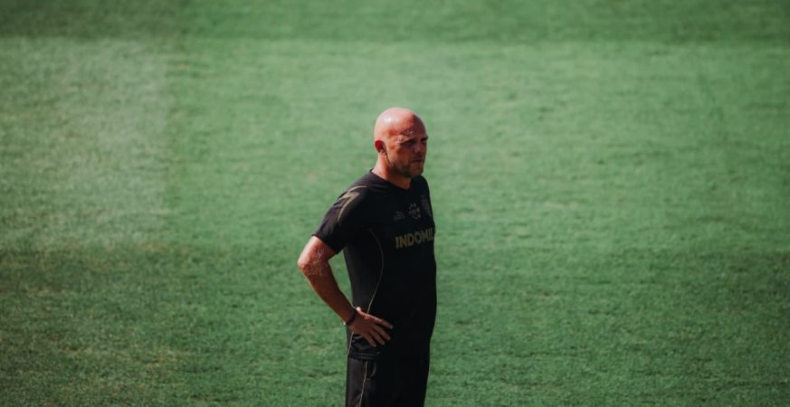 Pelatih Bali United Johnny Jansen saat memimpin latihan tim di BRI Super League 2025/26.