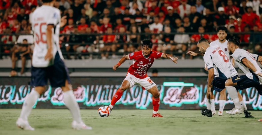 Kadek Agung Widnyana Putra beraksi di laga Bali United kontra Persita Tangerang pada BRI Super League 2025/26.