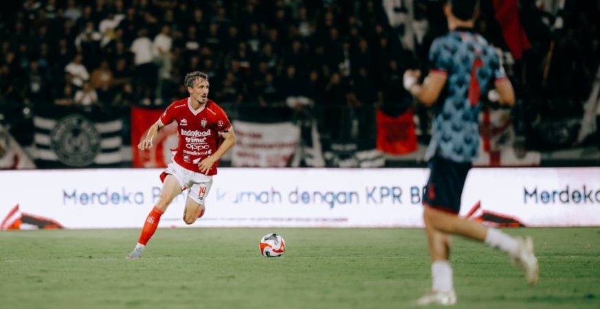 Pertandingan Bali United vs Persib Bandung di Stadion Kapten I Wayan Dipta Gianyar dalam lanjutan BRI Super League 2025/26.