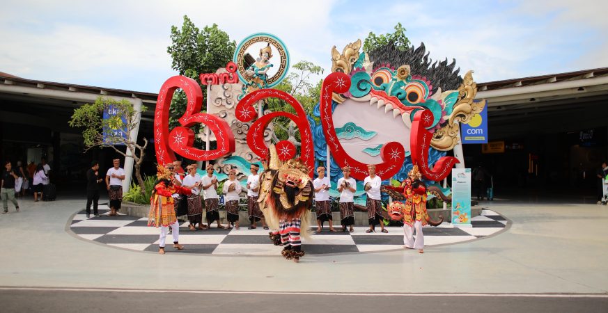 Suasana terminal Bandara Ngurah Rai dengan ornamen Halloween bertema budaya Bali.