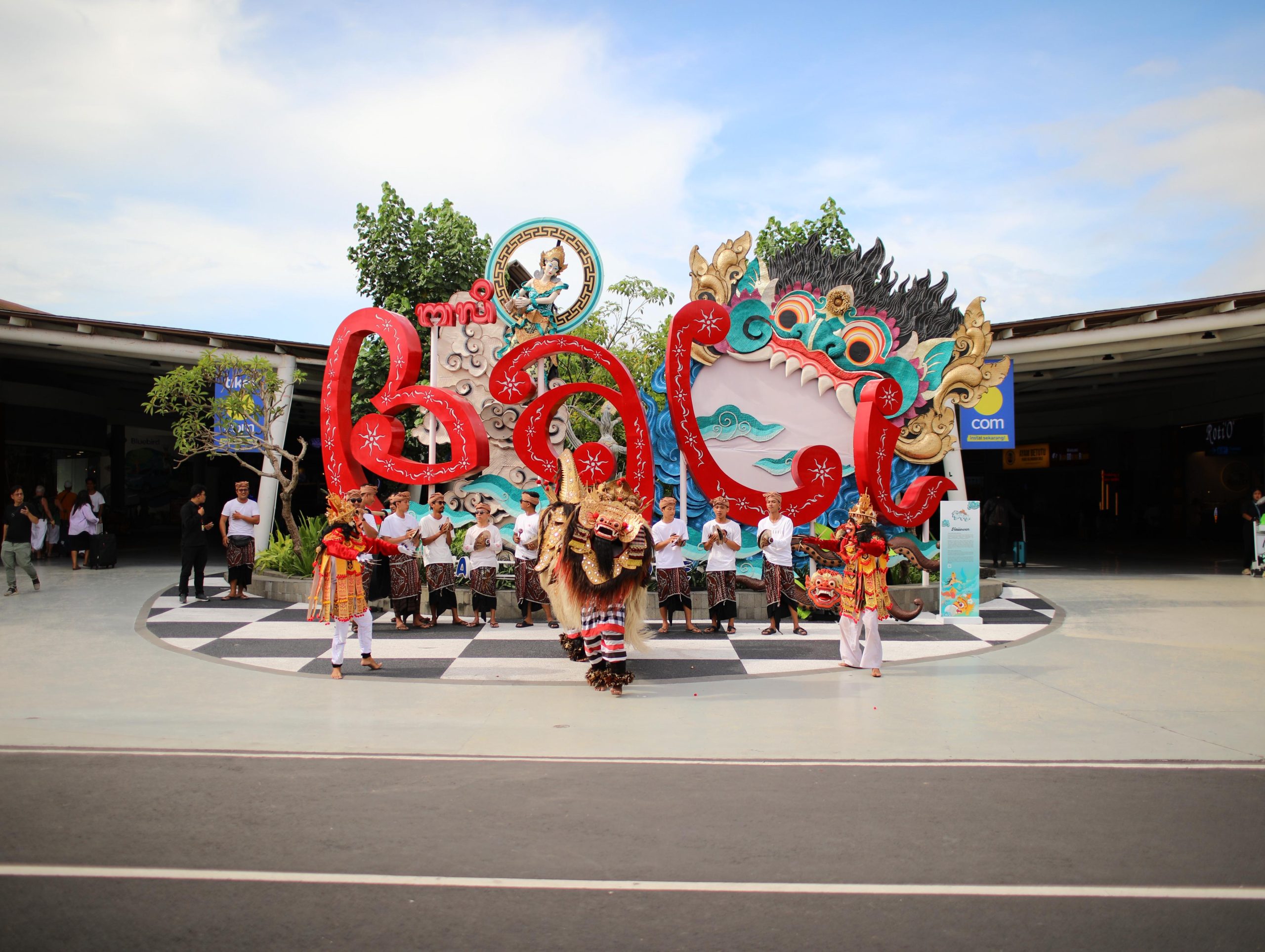Suasana terminal Bandara Ngurah Rai dengan ornamen Halloween bertema budaya Bali.