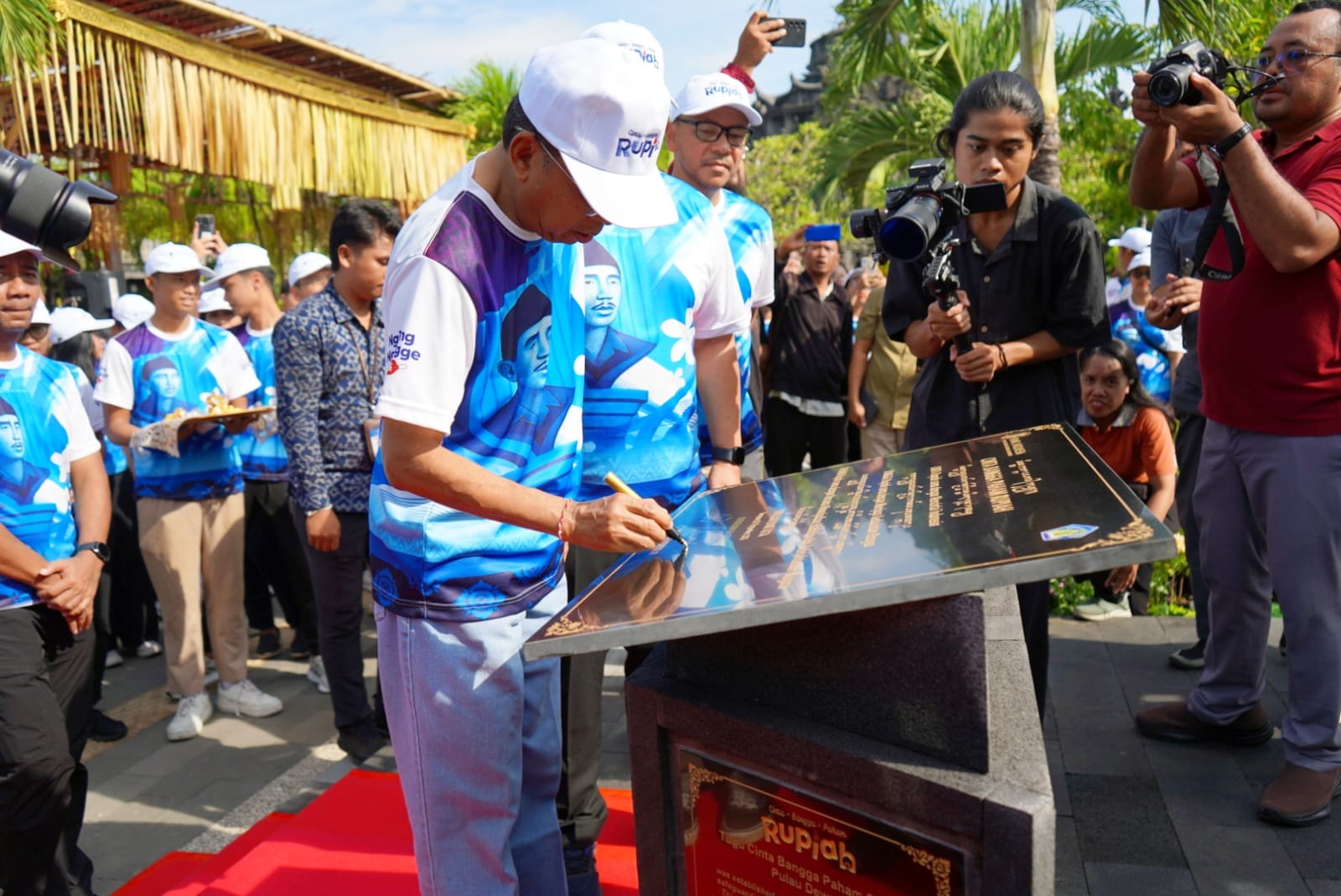 Gubernur Bali Wayan Koster meresmikan Tugu Cinta Bangga Paham Rupiah di Monumen Bajra Sandhi Denpasar.