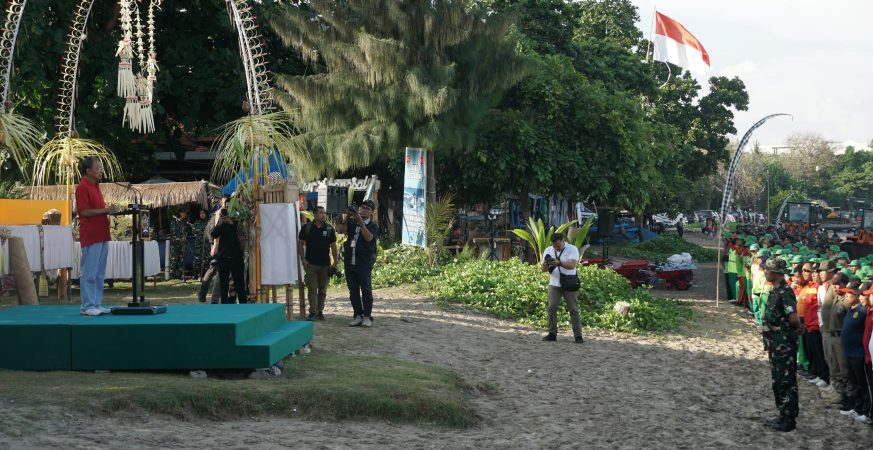 Gubernur Bali Wayan Koster memimpin apel kesiapan penanganan sampah di Pantai Kuta bersama TNI, Polri, dan masyarakat.