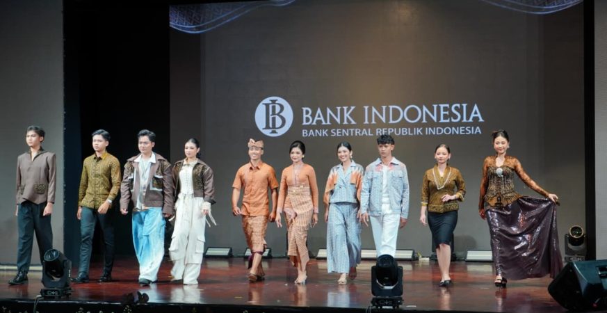 Kolaborasi dunia mode dan sektor keuangan di Dekranasda Bali Fashion Week 2025 menampilkan busana berbahan tenun khas Bali.