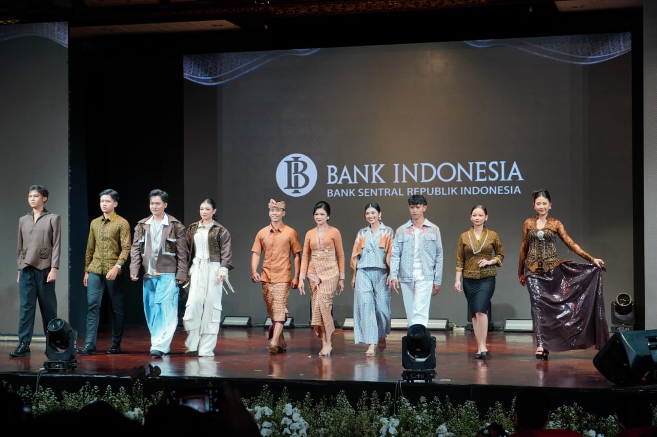 Kolaborasi dunia mode dan sektor keuangan di Dekranasda Bali Fashion Week 2025 menampilkan busana berbahan tenun khas Bali.
