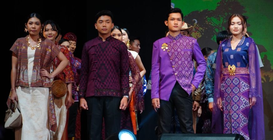 Para model menampilkan busana karya desainer lokal berbahan kain tradisional Bali di panggung Dekranasda Bali Fashion Week 2025 di Gedung Ksirarnawa, Denpasar.