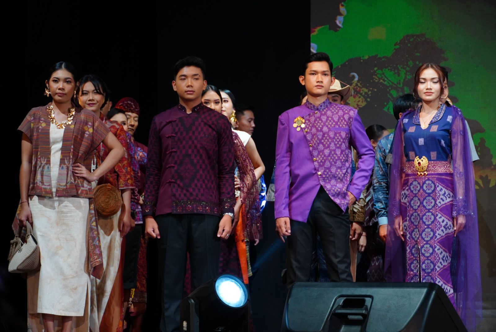Para model menampilkan busana karya desainer lokal berbahan kain tradisional Bali di panggung Dekranasda Bali Fashion Week 2025 di Gedung Ksirarnawa, Denpasar.