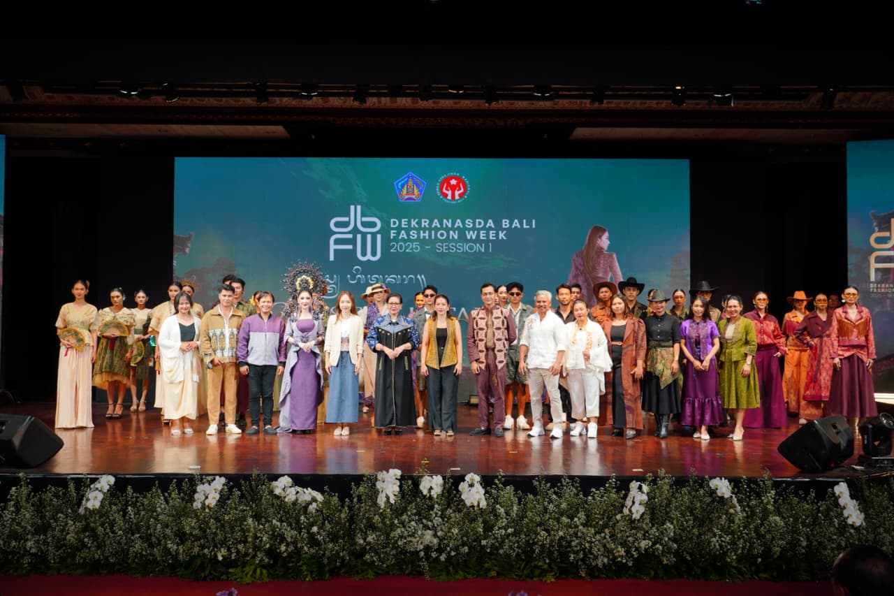 Peragaan busana desainer lokal Bali menampilkan kain tenun tradisional pada hari ke-5 Dekranasda Bali Fashion Week 2025 di Gedung Ksirarnawa, Denpasar.