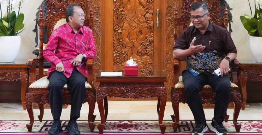 Gubernur Bali Wayan Koster berdiskusi dengan Deputi BGN Tigor Pangaribuan saat membahas percepatan Program Pemenuhan Gizi di Bali.