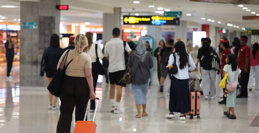 Suasana terminal internasional Bandara I Gusti Ngurah Rai Bali dengan antrean penumpang saat keberangkatan.
