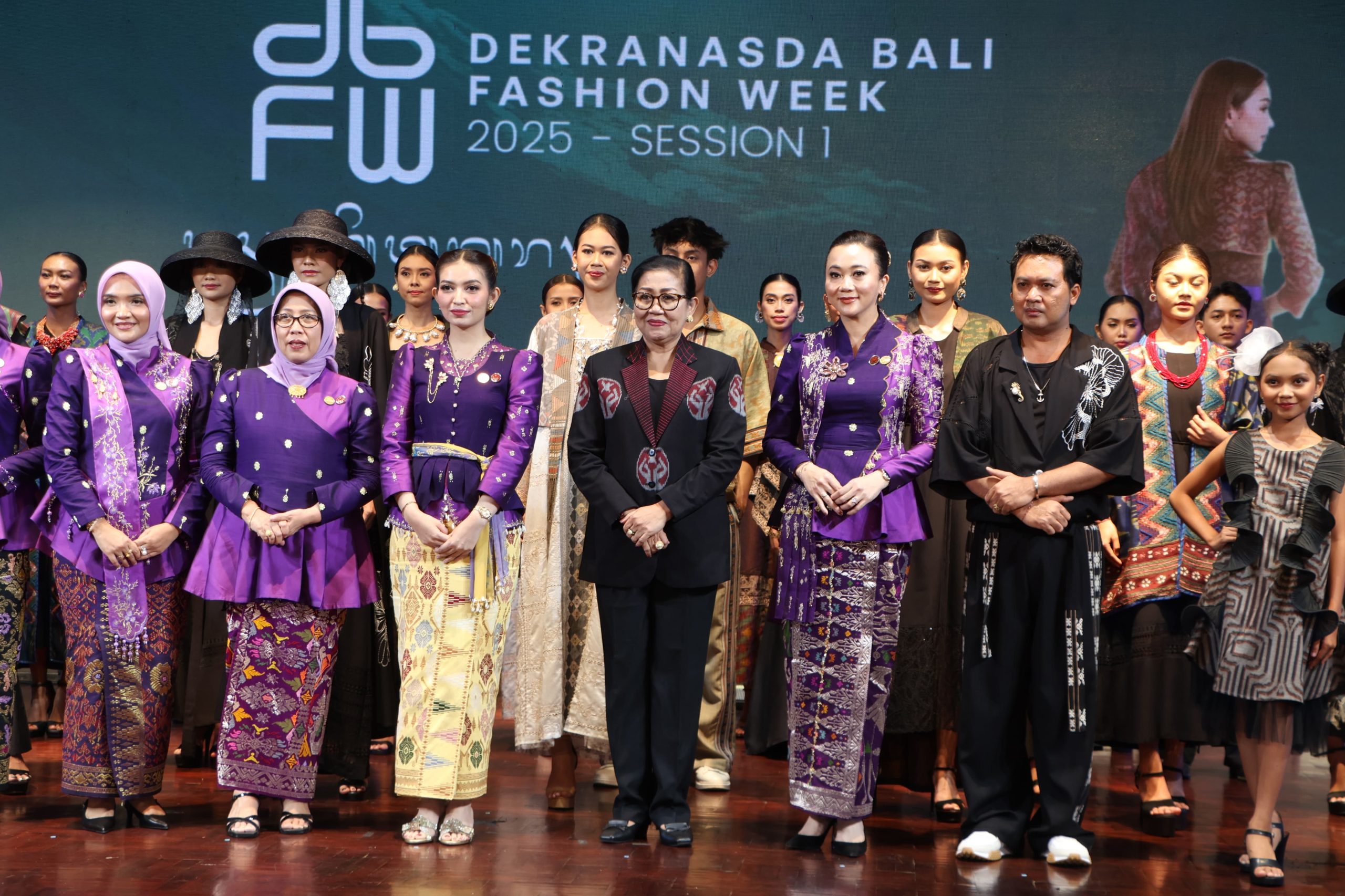 Suasana peragaan busana pada penutupan Dekranasda Bali Fashion Week 2025 di Gedung Ksirarnawa, Denpasar.