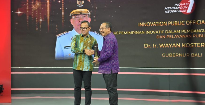 Gubernur Bali Wayan Koster menerima penghargaan Innovation Public Official Leader atas inovasi pembangunan berkelanjutan di Bali yang diwakili oleh Kepala Dinas Komunikasi, Informatika dan Statistik Provinsi Bali, Gede Pramana.