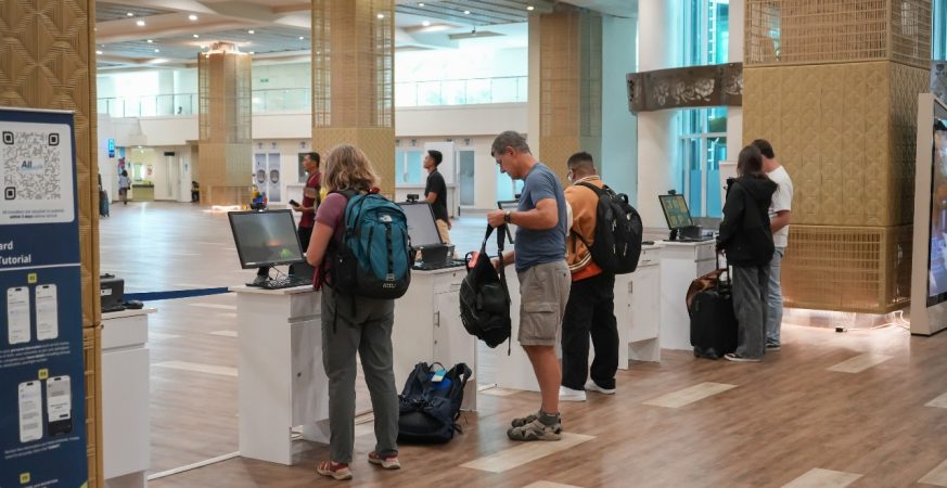 Suasana area terminal Bandara I Gusti Ngurah Rai setelah peningkatan fasilitas dan layanan.
