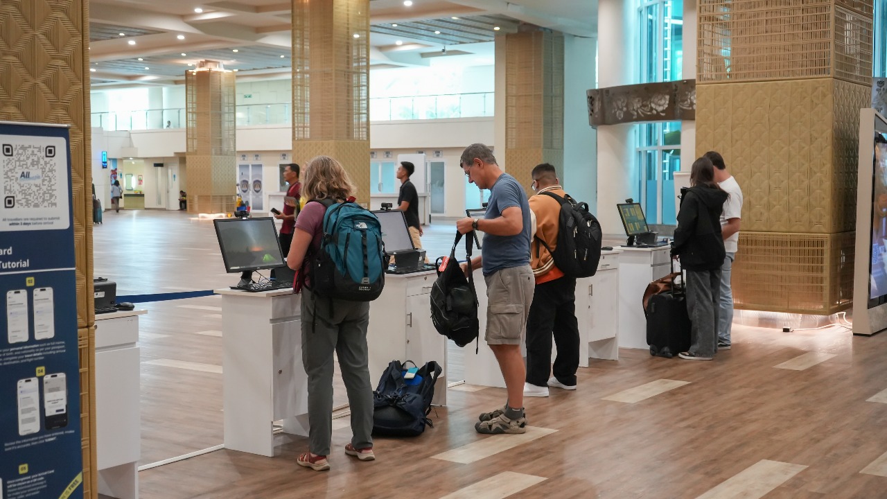 Suasana area terminal Bandara I Gusti Ngurah Rai setelah peningkatan fasilitas dan layanan.