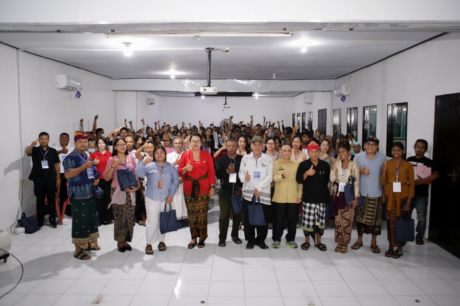 Suasana sosialisasi Program Makan Bergizi Gratis di Desa Dajan Peken.