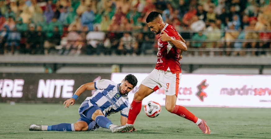 Aksi pemain Bali United menghadapi Persib Bandung di Stadion Kapten I Wayan Dipta dalam laga BRI Super League 2025/26.