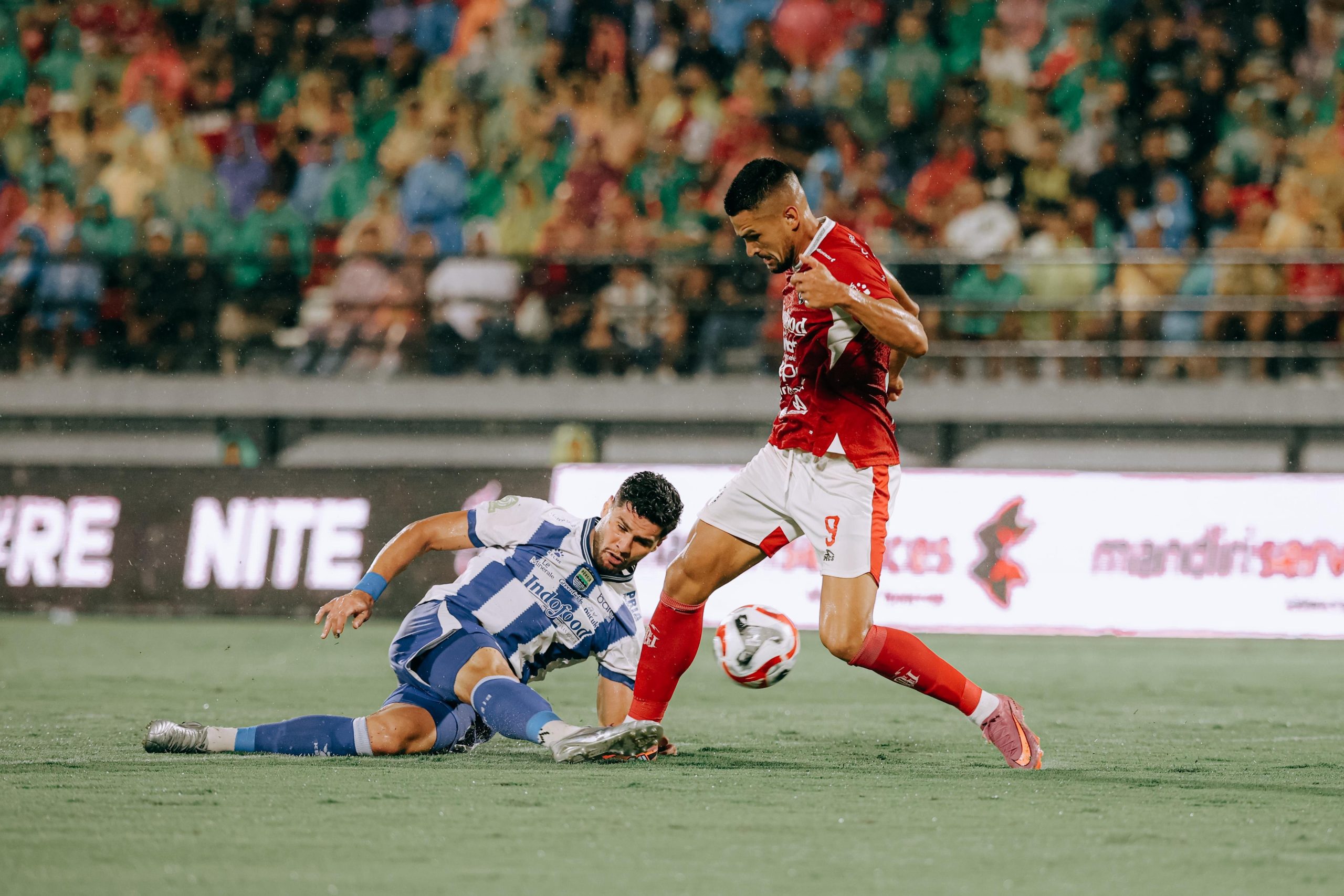 Aksi pemain Bali United menghadapi Persib Bandung di Stadion Kapten I Wayan Dipta dalam laga BRI Super League 2025/26.