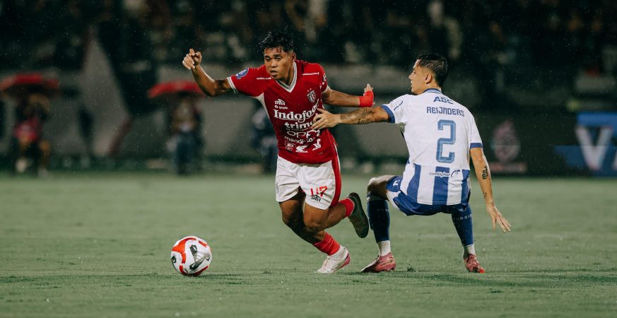 Pemain Bali United berduel dengan pemain Persib Bandung dalam laga BRI Super League di Stadion Kapten I Wayan Dipta Gianyar.