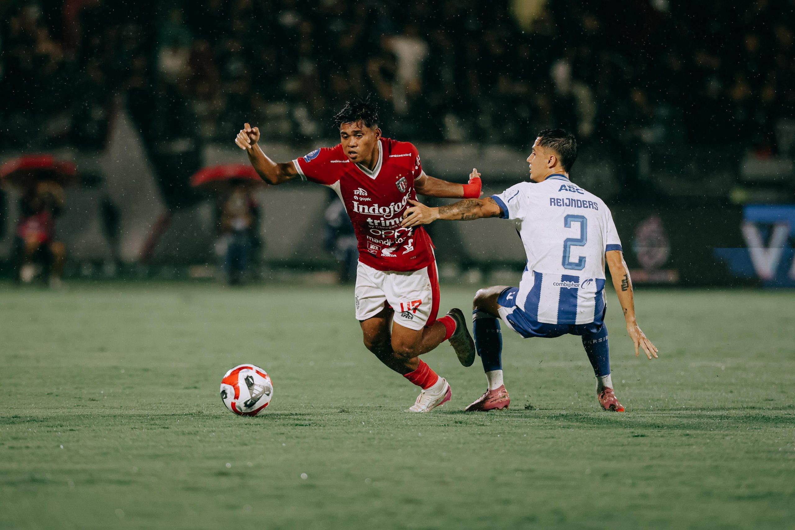 Pemain Bali United berduel dengan pemain Persib Bandung dalam laga BRI Super League di Stadion Kapten I Wayan Dipta Gianyar.