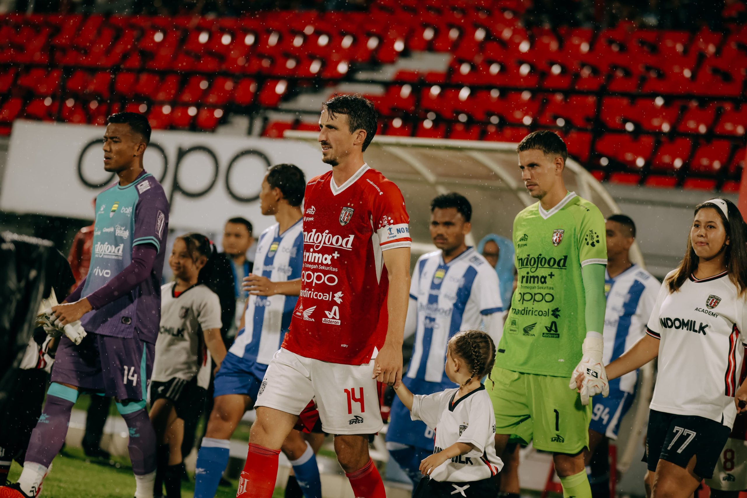 Tim Receveur, gelandang Bali United, tampak kecewa di lapangan setelah kekalahan timnya dari Persib Bandung di Stadion Kapten I Wayan Dipta Gianyar.