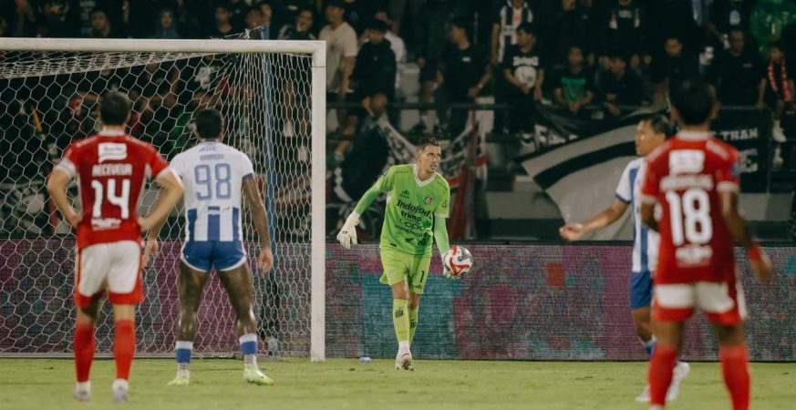 Mike Hauptmeijer melakukan penyelamatan di bawah mistar gawang Bali United.