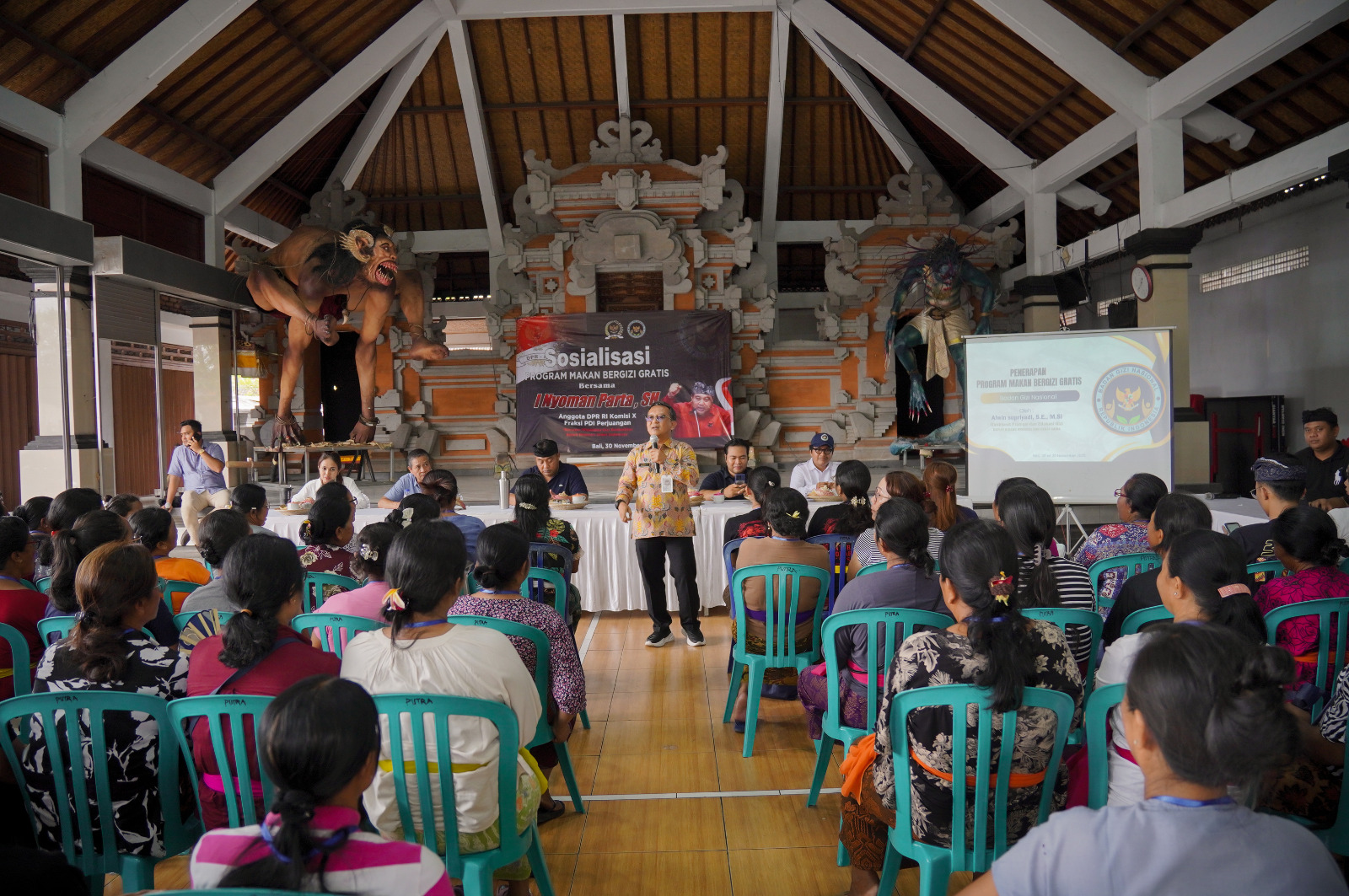Sosialisasi Program Makan Bergizi Gratis oleh DPR RI dan BGN di Wantilan Pura Dalem Sesetan Bali.
