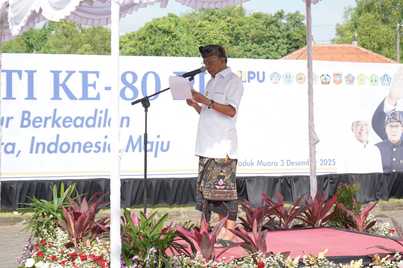 Upacara peringatan Hari Jadi ke-80 Pekerjaan Umum berlangsung di area Waduk Muara Nusa Dua.