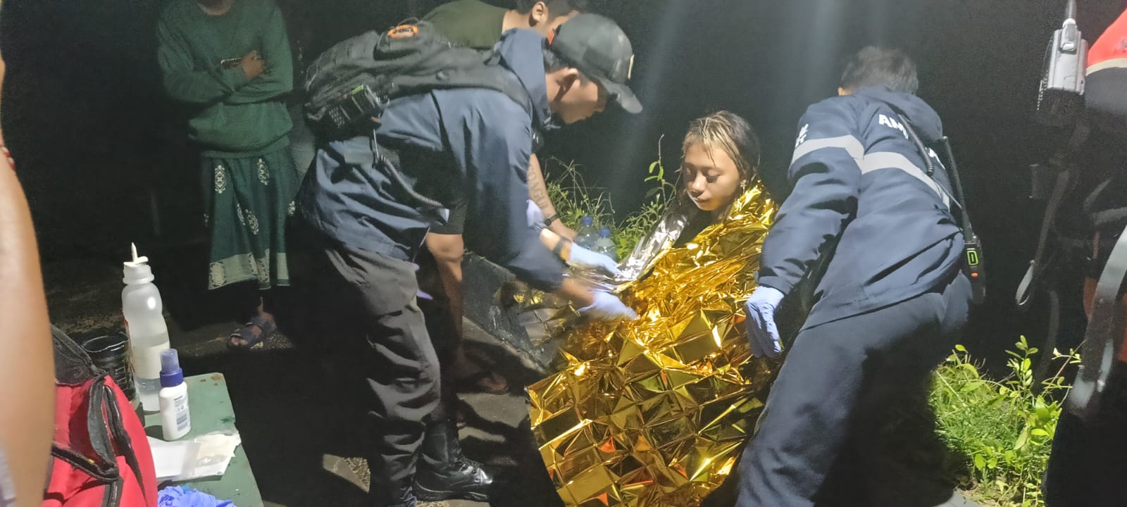 Evakuasi wisatawan terseret arus di Pantai Geger Nusa Dua.