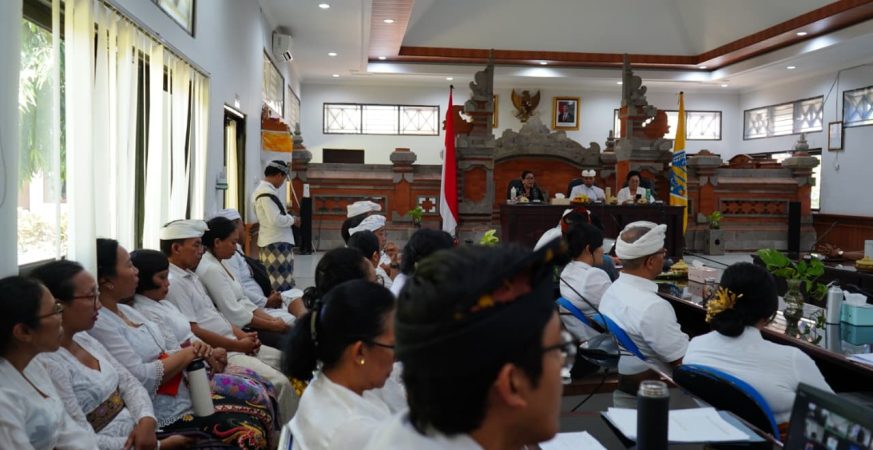 Rapat koordinasi pembahasan penutupan open dumping TPA Suwung bersama DKLH Bali.