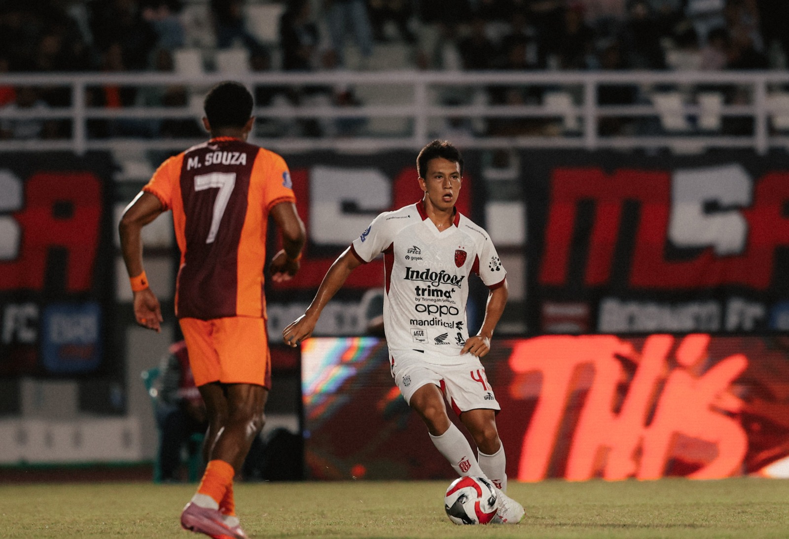 Gelandang Bali United Maouri Ananda Simon saat bertanding.
