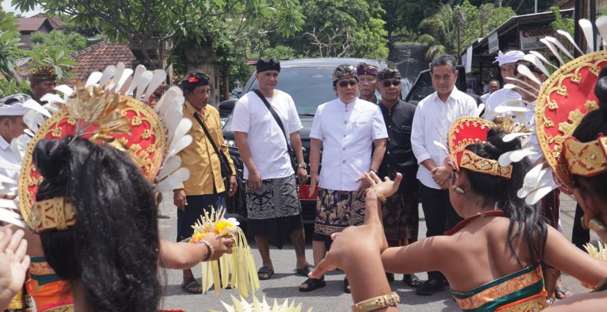 Wagub Bali hadiri upacara Melaspas Kantor Perbekel Patemon.