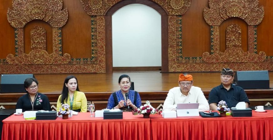 Putri Koster memberi arahan kepada pengerajin pada Pameran IKM Bali Bangkit.