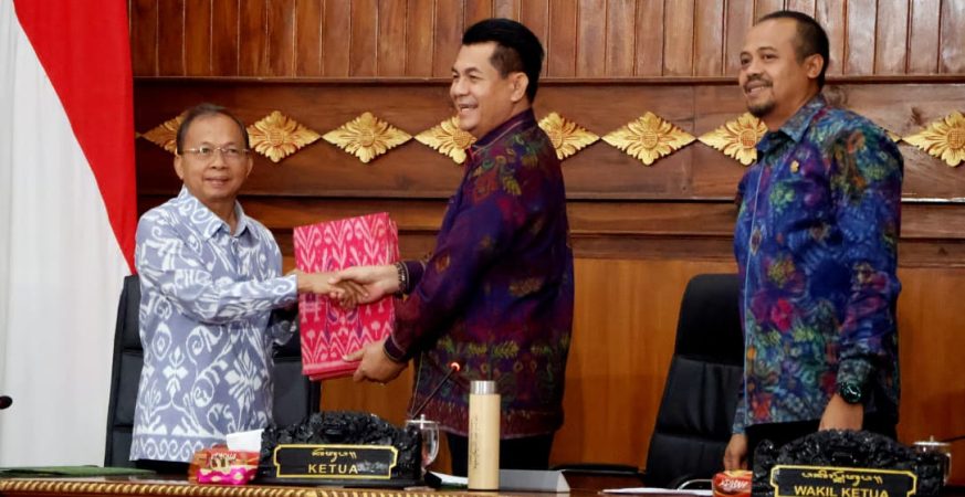 Gubernur Bali Wayan Koster menghadiri rapat paripurna DPRD Provinsi Bali terkait penyertaan modal BPD Bali.
