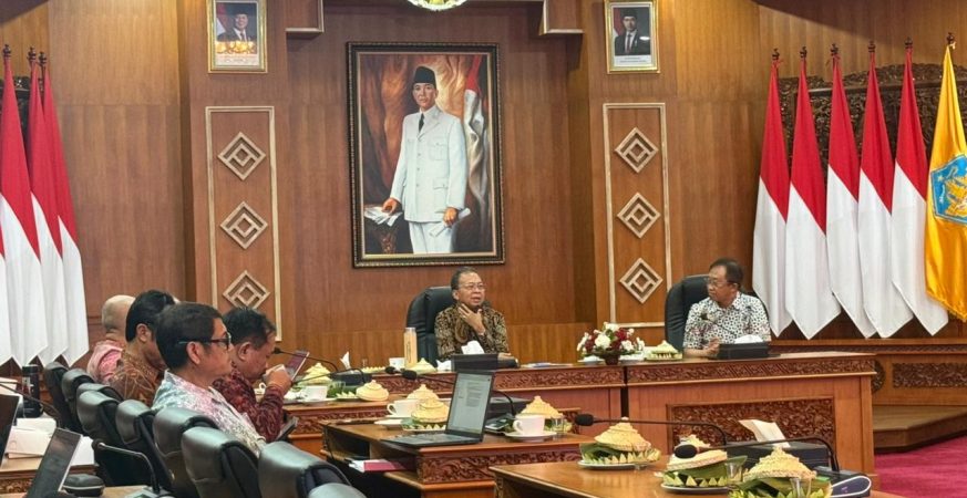 Gubernur Bali Wayan Koster memimpin rapat percepatan penggunaan kendaraan listrik bersama PLN.