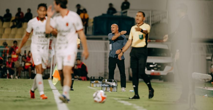 Pelatih Bali United Johnny Jansen saat laga melawan PSM Makassar di Stadion BJ Habibie Parepare.