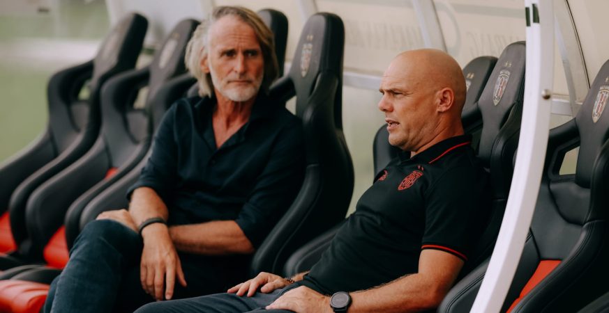 Pelatih Bali United Johnny Jansen saat memimpin sesi latihan tim.