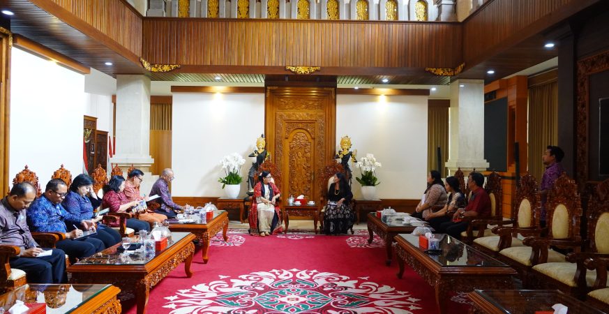 Putri Suastini Koster berdiskusi dengan Yayasan Spirit Paramacita mengenai pencegahan HIV/AIDS di Bali.