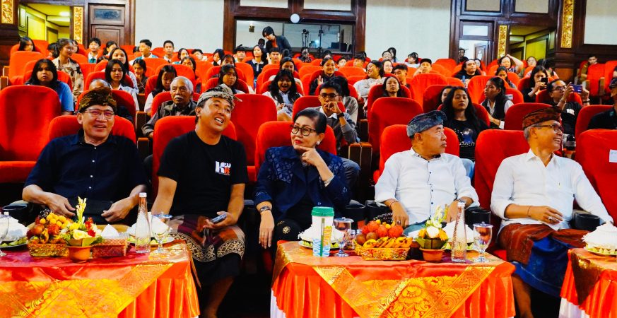 Putri Suastini Koster menyaksikan pementasan teater Jaratkaru pada Bulan Bahasa Bali VIII 2026 di Gedung Ksirarnawa Taman Budaya Bali.