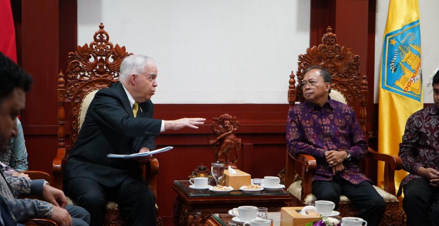 Gubernur Bali Wayan Koster menerima Dubes AS Peter Mark Haymond di Kantor Gubernur Bali Denpasar membahas pembukaan konsulat dan pariwisata.