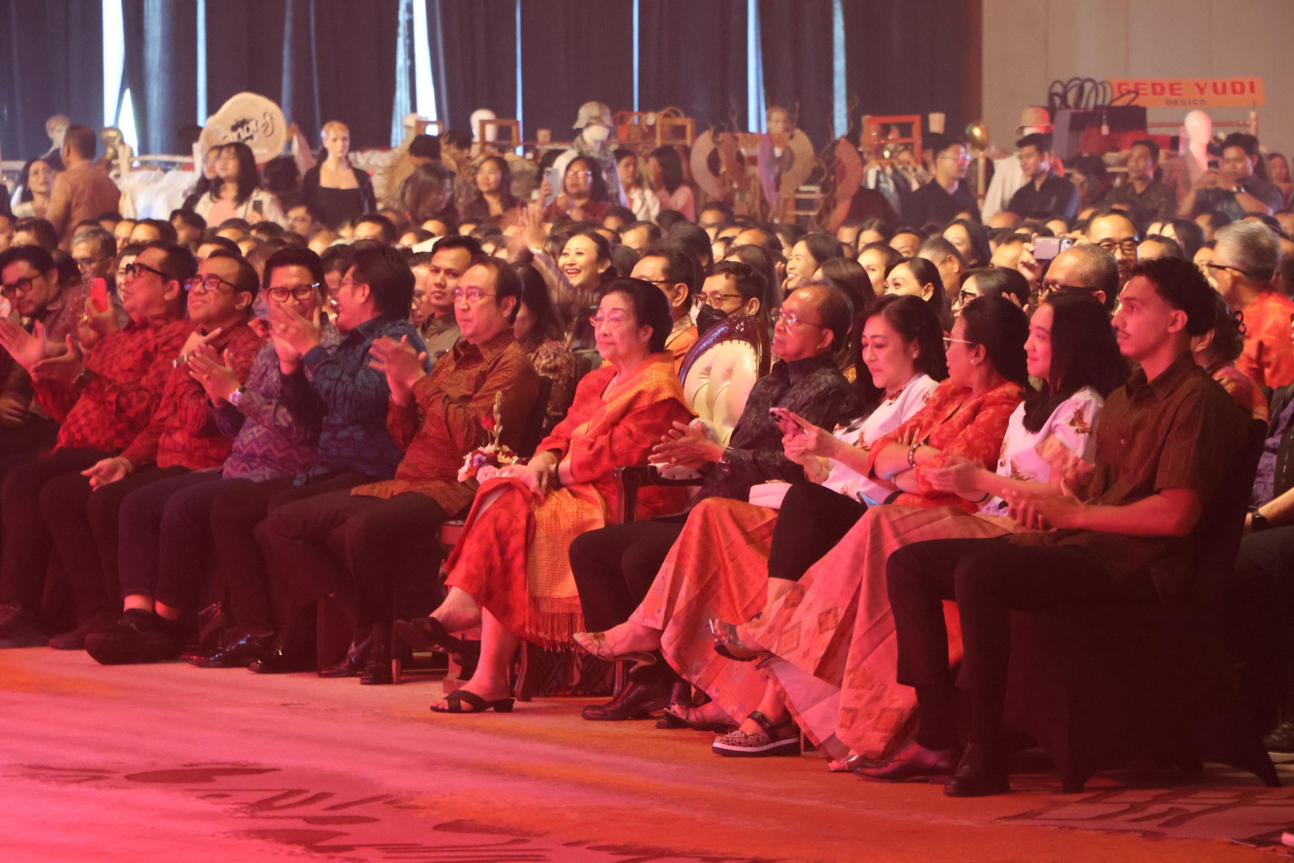 Gubernur Bali Wayan Koster menghadiri pagelaran Singgasana Seni Bung Karno di Bali Beach Convention Center bersama Megawati Soekarnoputri.