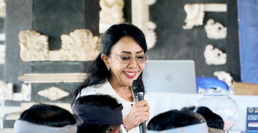 Sosialisasi Program Makan Bergizi Gratis di Wantilan Desa Adat Ampel Nusa Penida yang dihadiri warga dan tokoh masyarakat.